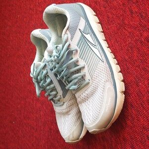 Women's Altra Provision 4 Size 9.5 Ice Blue